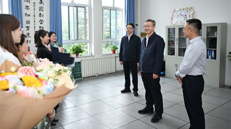 孔绍逊在兰州市东郊学校调研并看望慰问教师代表时强调大力弘扬教育家精神 努力办好人民满意的教育